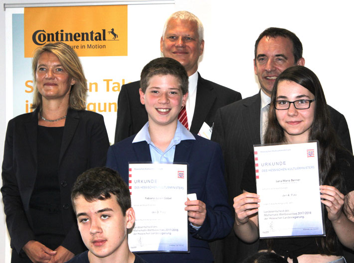 Fabiano Göbel (3. Platz) und Lena Benner wurden von Kultusminister Prof. Dr. Alexander Lorz (hintere Reihe rechts)