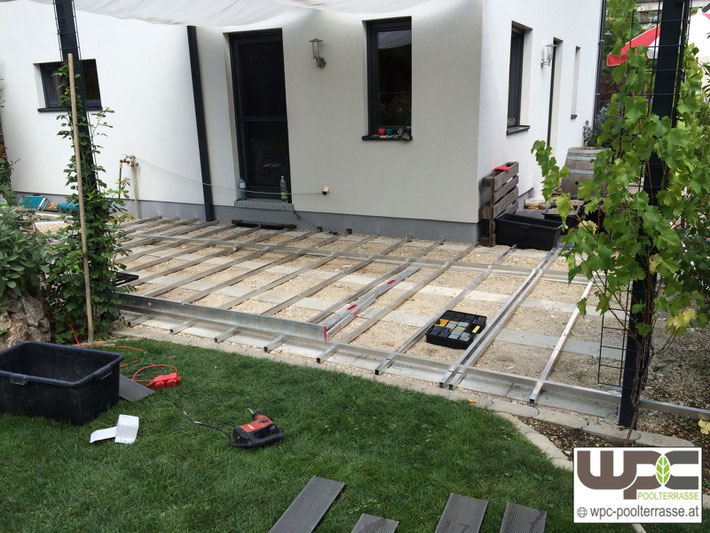 terassenbelag wpc aluminium unterkonstruktion streifenfundament fundamentsteine in schotter kiesbett terrassenbelag bambus dielen larche terassenbelag wpc aluminium unterkonstruktion streifenfundament fundamentsteine in schotter kiesbett terrassenbelag bambus dielen larche