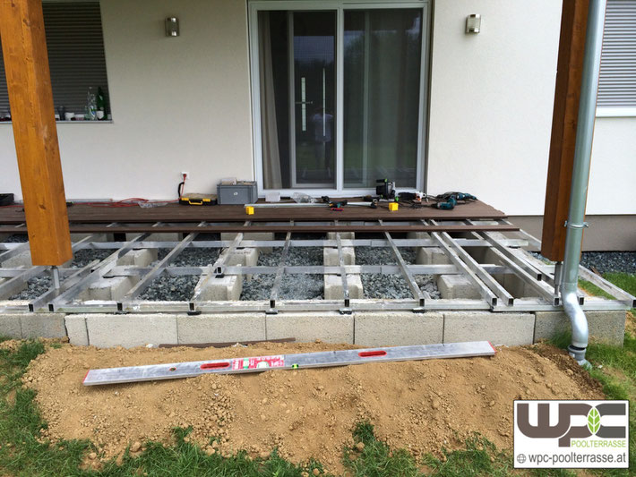 WPC Alu Unterkonstruktion Punktfundament in Schotter Kiesbett Terrassenbelag Bambus WPC Dielen Aluminium doppelt
