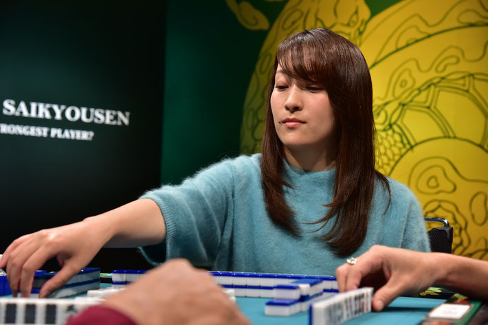 オーラスにツモり四暗刻テンパイでアガリ牌が出るも平然と見逃した植田佳奈。