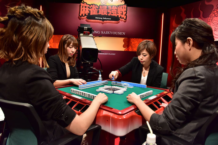 決勝卓左から塚田美紀、石田亜沙己、小笠原奈央、水口美香。