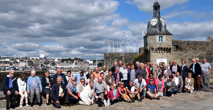 La photo de groupe devant l'entrée Ouest, porte prinipale de la Ville-Close