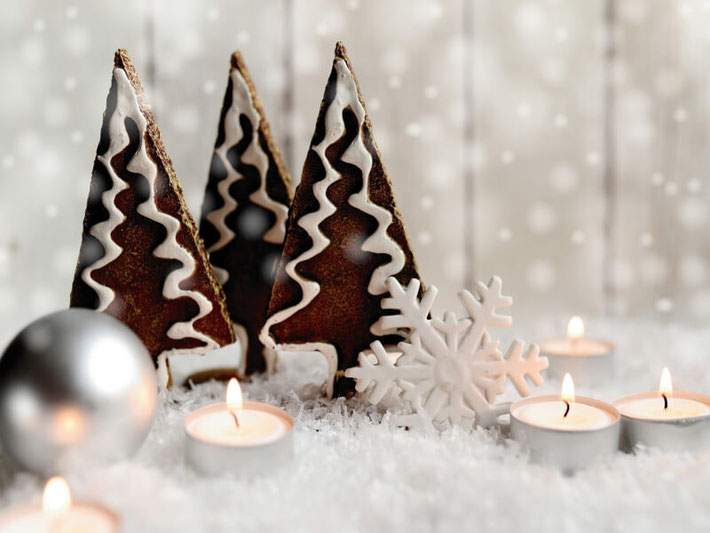 Tannenbaum-Plätzchen mit Weihnachtsdeko und Kerzen