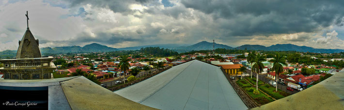 Distrito de Palmares desde una de la torres del Templo Parroquial de Las Mercedes. Palmares, Alajuela, Costa Rica.