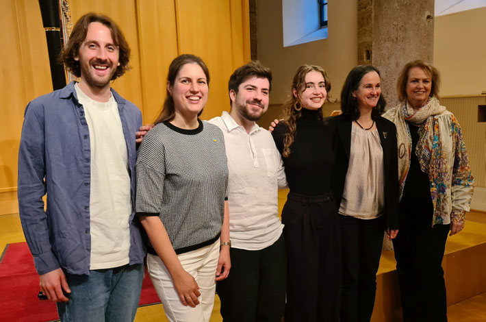 Die 2. und der 1. Preisträger/in mit der Jury. V.l.: Uno Vesje, Veronika Lemishenko, Maximilian Robin Treller, Meret Maria Meier, Isabel Moreton und Ernestine Stoop