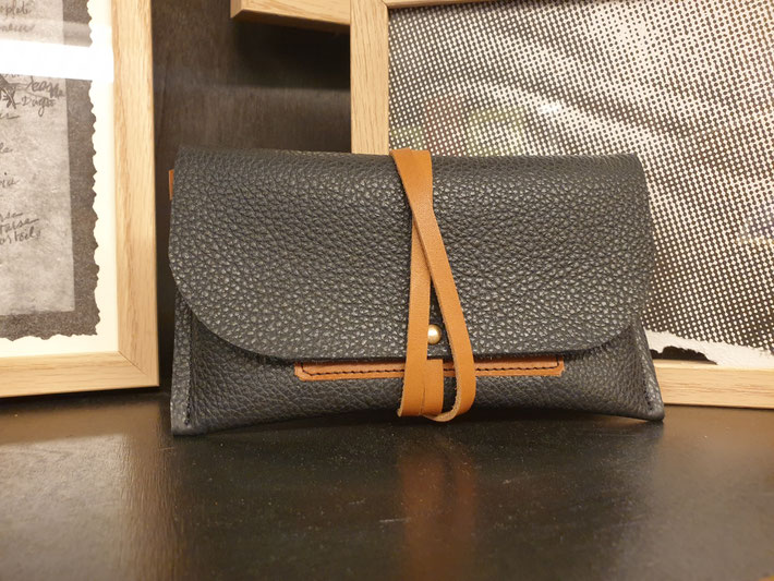 pochette-étui-cuir-artisan-création-Lyon-Villeurbanne-maroquinerie-hey'lo