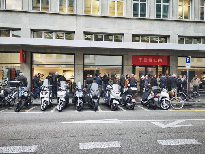 Wartende Model 3 Enthusiasten vor dem Tesla Store in Zürich