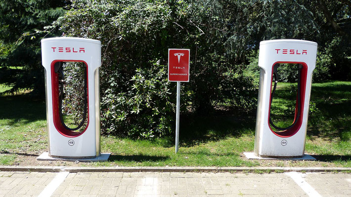 Tesla Supercharger Ladestationen werden mit Zweifach-Ladekabeln nachgerüstet