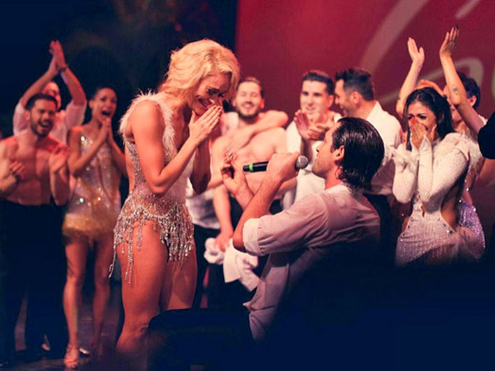 From left: Peta Murgatroyd and Maks Chmerkovskiy during his proposal SOURCE: INSTAGRAM　