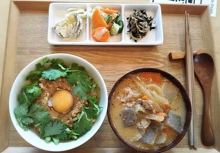 これがおさむさま定食プラス豚汁です