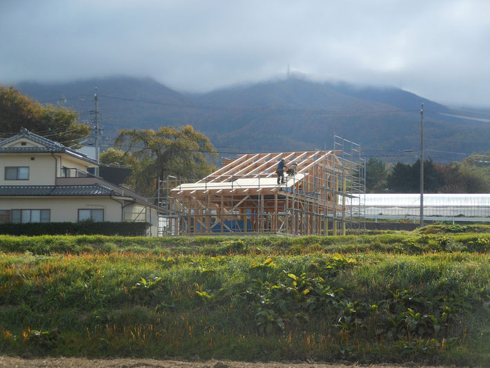 長野県　松本市　建築家　news設計室　丸山和男　建て方　在来工法　設計監理　住宅設計　薪ストーブ　猫と暮らす家