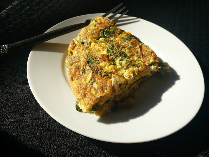 omelette aux jeunes feuilles d'ortie rouge