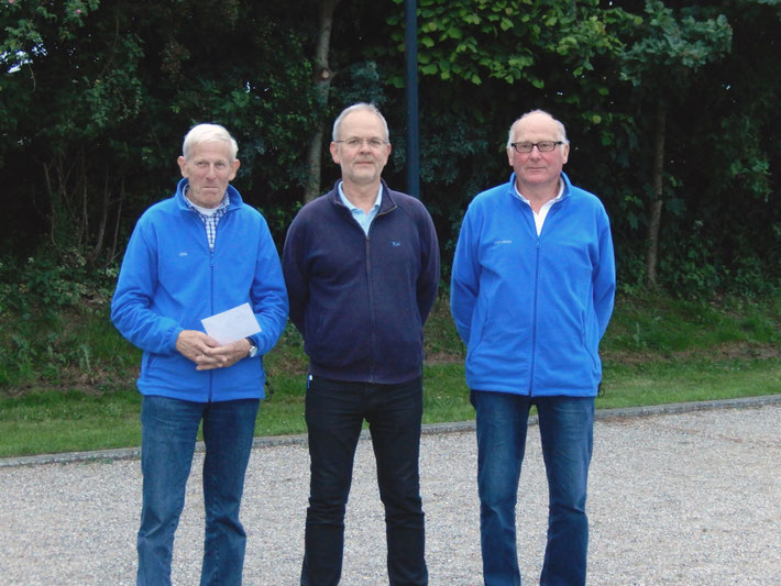 Das Siegertem der "Geest-Bouler" - v.l.: Otto Hansen, Kai Clausen (Boulechef Boule-Terrier Viöl), Karl-Heinz Mextorf