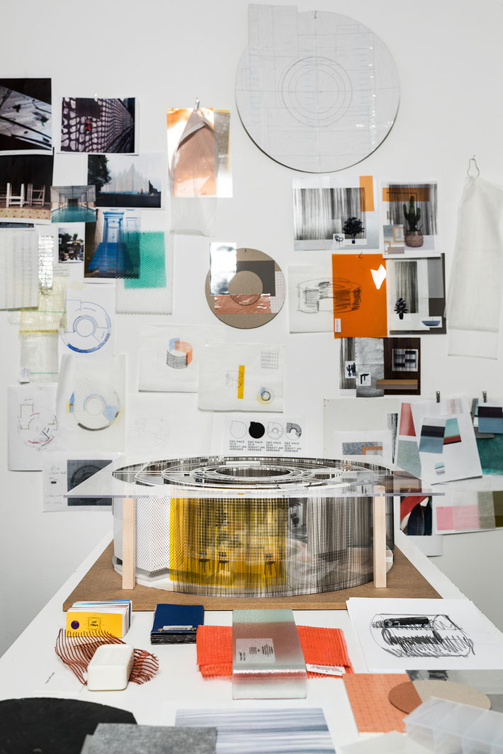 Adorei a moodboard inspiracional de Sebastian Herkner, designer em destaque nesta ediçào.