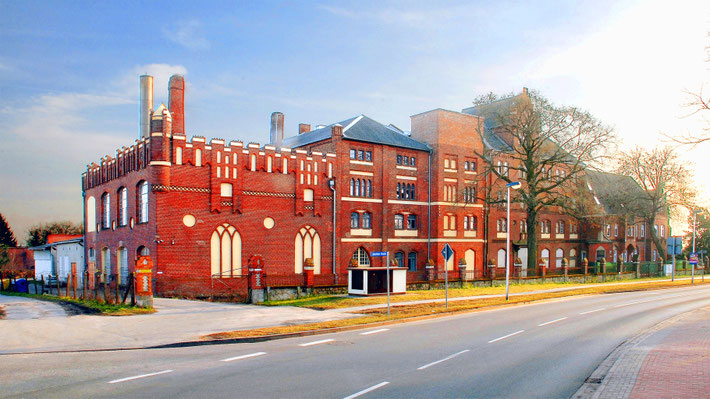Einst die Aktienbrauerei Tangermünde, in der DDR Soja-Lebensmittelwerk und heute Sitz der Roggkaffol GmbH.