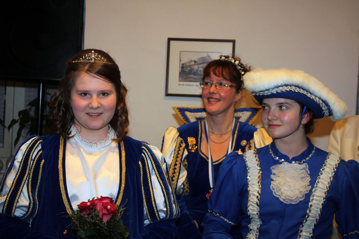 Melissa I. "Die Humorvolle" (l.) mit Adjutantin Lea (r.). Im Hintergrund Prinzessin Nicole I.