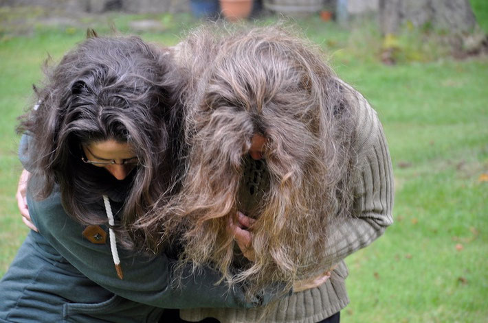 Ein aktuelles Foto, letzte Woche gemacht. Links meine Lektorin Anja W. und rechts ich. Farbe bei mir: Hellbraun von Khadi. Doch jetzt ist Schluss mit Färben. Mir "graut" nur vor der Übergangszeit ...