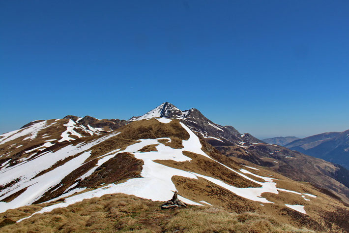 Le Pic du Mont (2009m) et derrière le Pic du Montaigu (2339m).