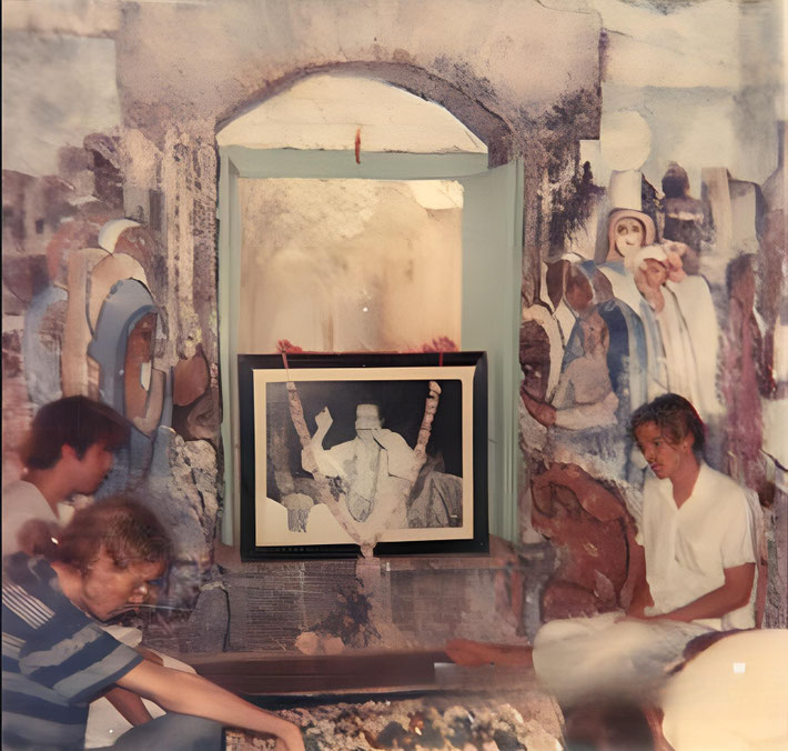 Photo of inside Meher Baba's tomb in the early 1970s by Sam Ervin
