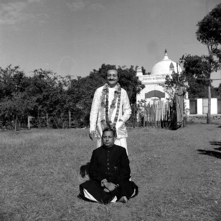 1955 : Meher Baba with Govind at Upper Meherabad, India. Courtesy of MN Publ.