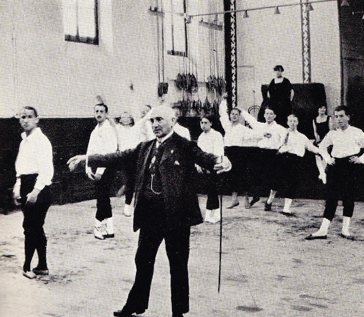 Cecchetti teaching in the market hall “La Grenette” in Lausanne, autumn 1915, in preparation for the restart of Diaghilev’s Ballets Russes