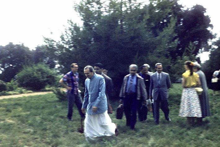 1956 : Baba's visit to Meher Mount - Rita in a light dress on the right. 