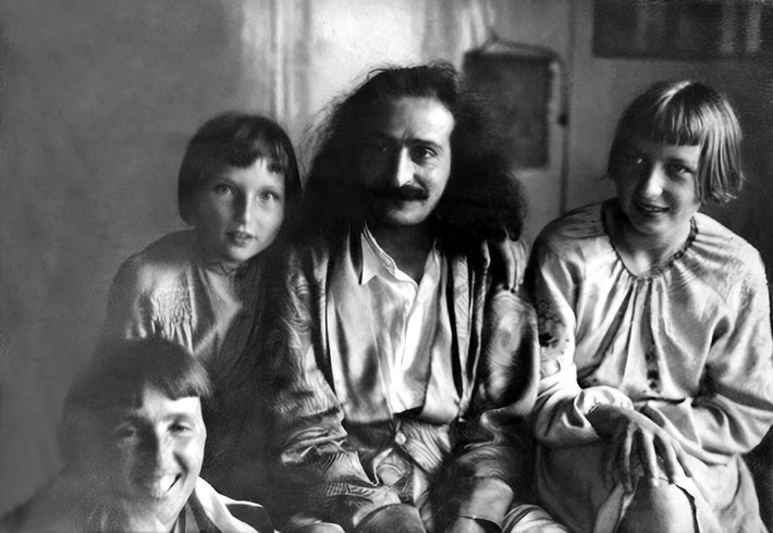 July 1934 : Meher Baba with Hedi Mertens ( seated ) & her nieces Martha ( left ) & Ursulla.