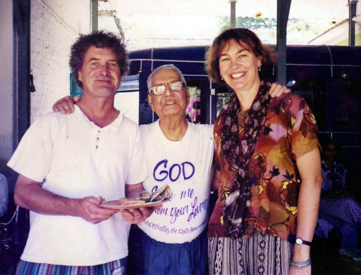 Sam and his wife Gärd Saunders with Eruch at Meherazad, India in 1998