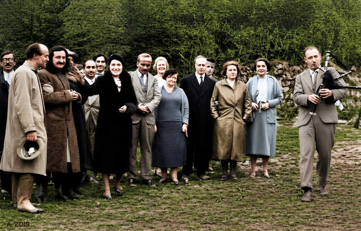 1932 : The welcoming party, including Kenneth Ross on bagpipes.