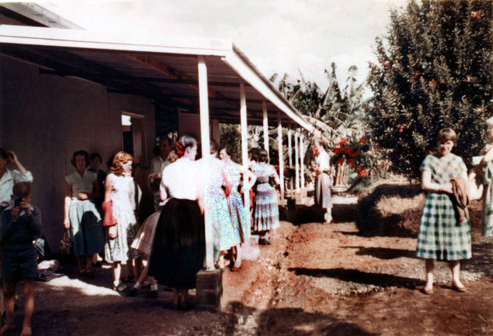 1958 : Avatar's Abode. Ladies have gathered to se  Meher Baba. Cynthia Adams-Borg - right of screen.