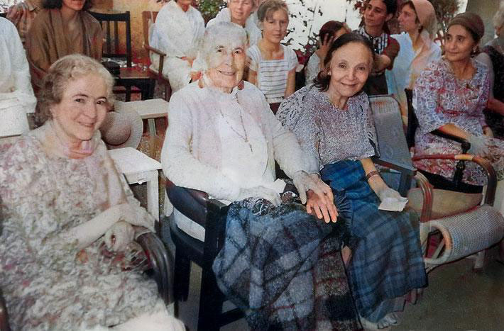 September 1981, India : Mani S. Irani, Kitty, Mehera Kleiner ( young girl ), Mehera J. Irani, Davana Brown, Andrea Winzimer and Meheru Irani.