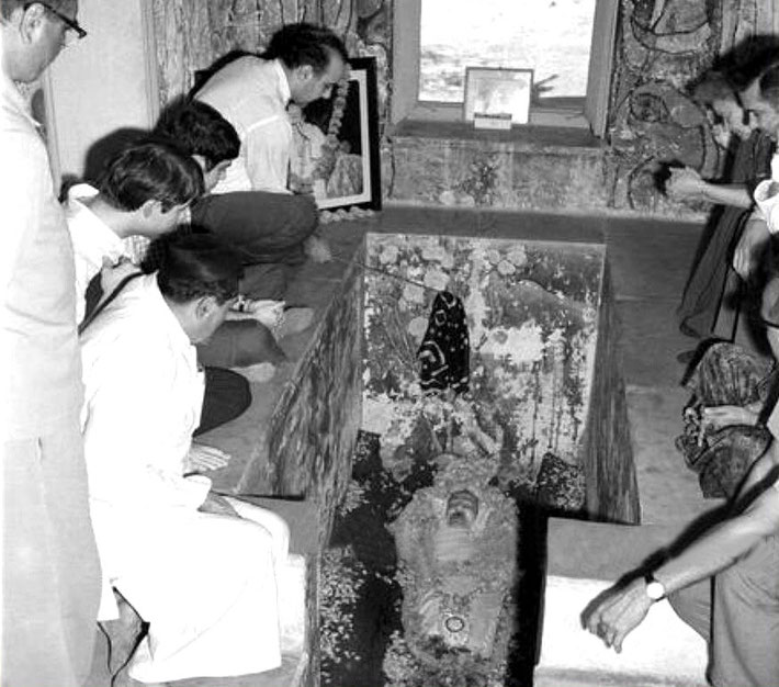 February 1969 - ( L-R ) Eruch Jessawala, Jal Irani, Rick Chapman, Allan and Aneece Hassen inside Baba's tomb.