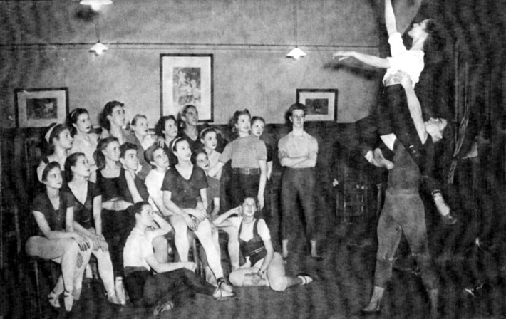 1931 ; Margaret Craske Senior Proffessional Class. Courtesy of the Peggy Van Praagh Collection.