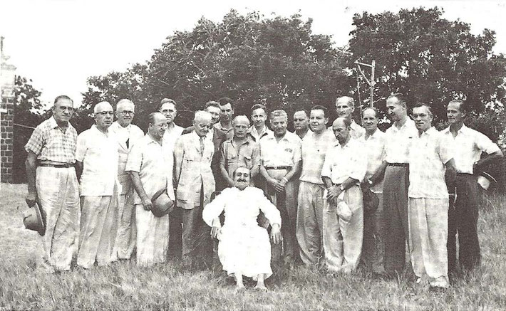 India 1954 : Western men ; Frank is 2nd from the right