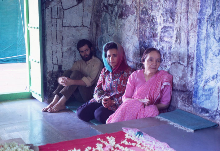 1971- Mehera with Arnavaz Dadachanji and Jerry Watson. Photo taken by Clive Adams.