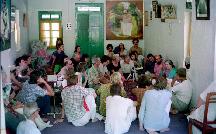 1975 : Mani Irani giving a talk in Mandali Hall, Meherazad, India