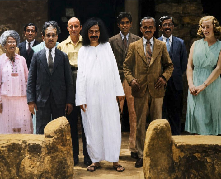 1932 ; Harmon retreat. Colourized image taken from the newsreel film. Mary Antin ( far left ) & Maragret Ross ( far right ).Image rendition by Anthony Zois. BP