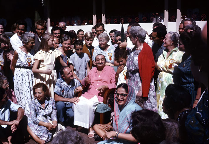 1962 : Baba with group at the East West Gathering. Image enhanced by Anthony Zois.