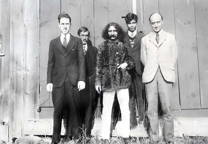 1931 :This picture was taken at the "Greensfield" property. ( L-R ) Malcolm Schloss, Feramoz 'Chanji' Dadachanji, Meher Baba, Agha Ali & Meredith Starr. This picture is mentioned in Lord Meher at being taken at the "Harmon" property, which is incorrect.