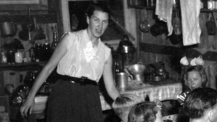 Mid - 1950s : May & others during the construction at Meher House at Beacon Hill - close up