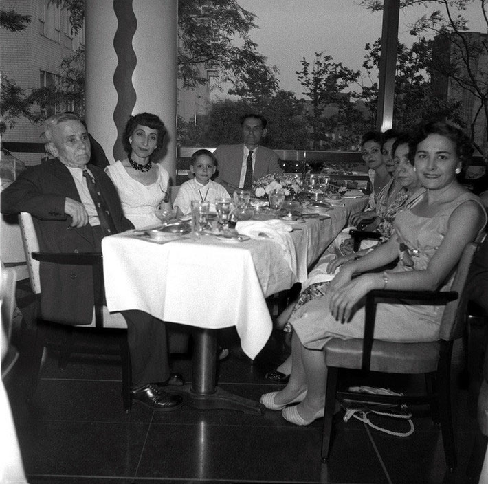 1956 : Longchamps Restaurant, New York City. The Karrasch table.