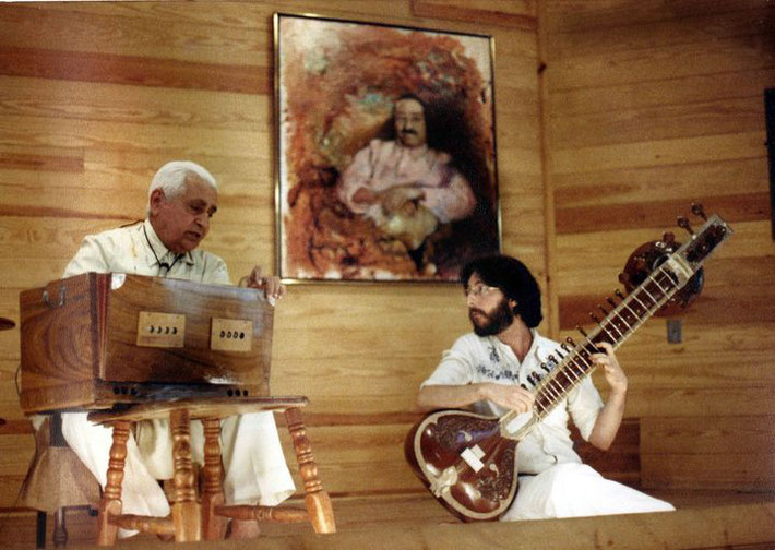 1979 : Adi performing with Michael Siegal on sitar at the Meher Center, Myrtle Beach, SC.