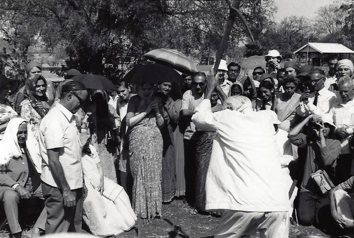 1975 ; Padri breaking the soil for a construction watched by many of Baba's Mandali