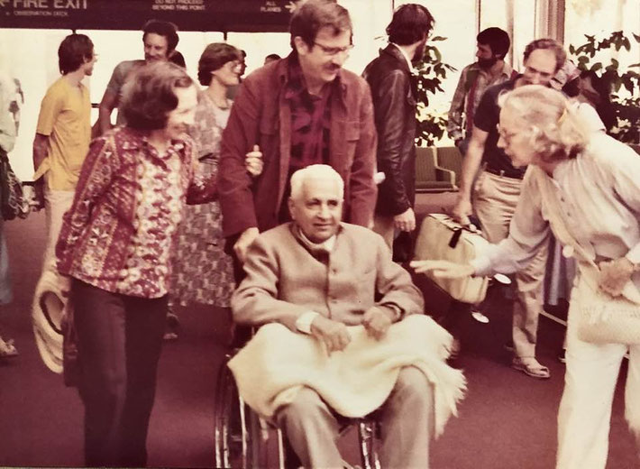 Adi with Jack Small (behind Adi ), Virginia Small (left) & Jane Haynes (right). Courtesy of Susan White.