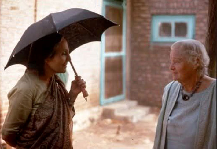 January-February 1975 : Meherabad, India. Elizabeth with Mehera Irani. Photo taken by Ralph Jackson.