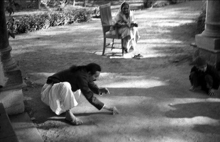 India 1942 : ( L-R ) Meher Baba, Kakobai ( Vishnu Deorukhar's mother ) Meherwan Jessawala