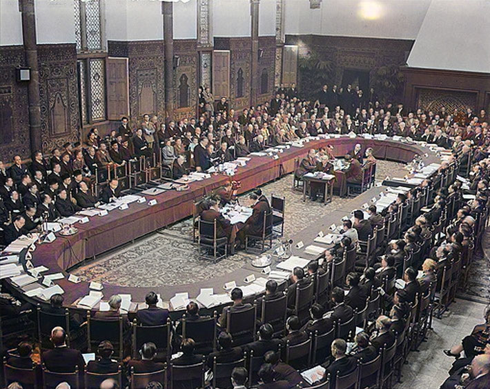  1931 : Round Table Conference, London, England.