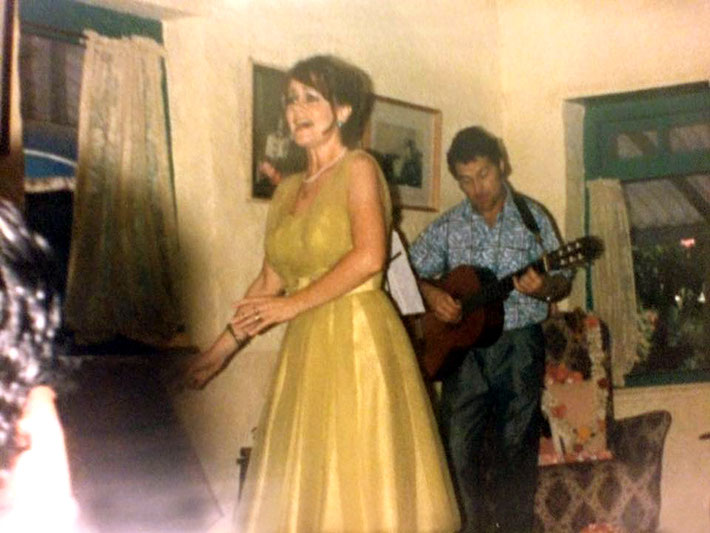 Sam & Raine Eastman-Gannett performing in Mandali Hall, Meherazad, India