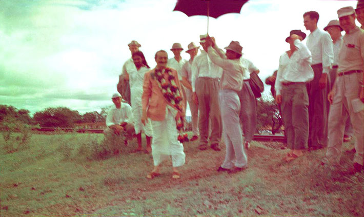 1954 : Kumar holding the umbrella for Meher Baba at Meherabad with the Western men who stayed with Baba for 3 weeks.