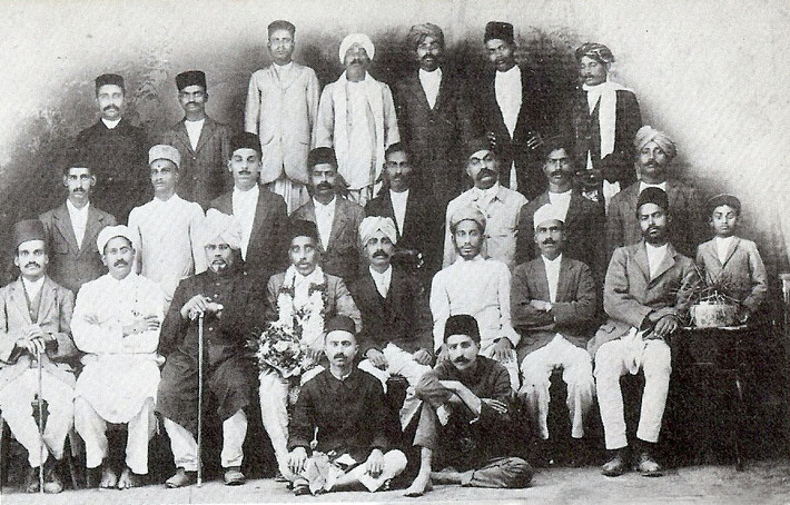 1918-22 : Poona, India. Meher Baba seated on the floor ( right ).